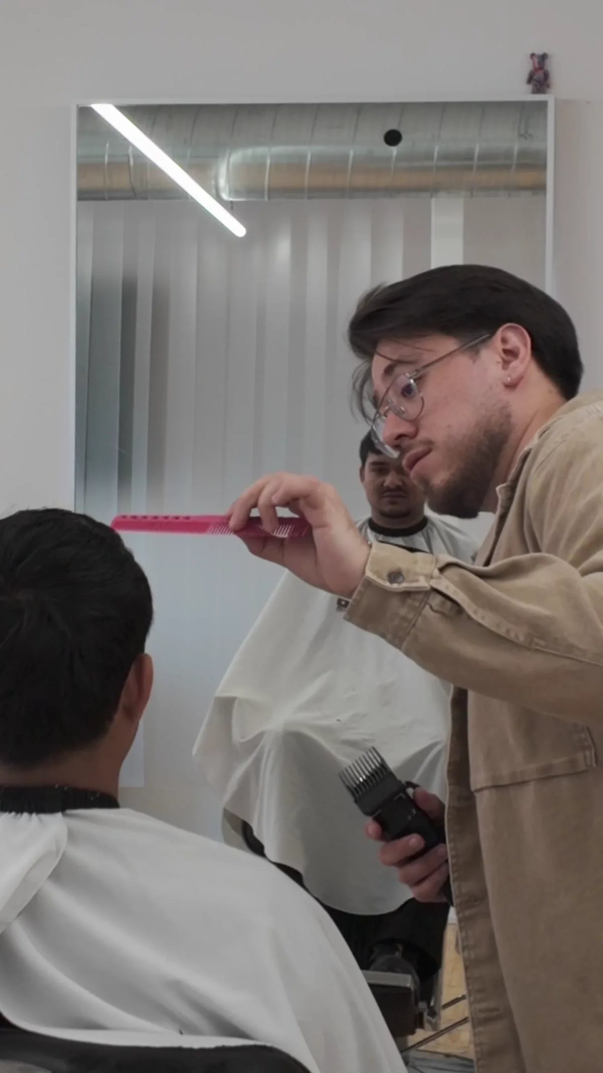 Alejandro Arredondo en train de couper les cheveux à Montréal